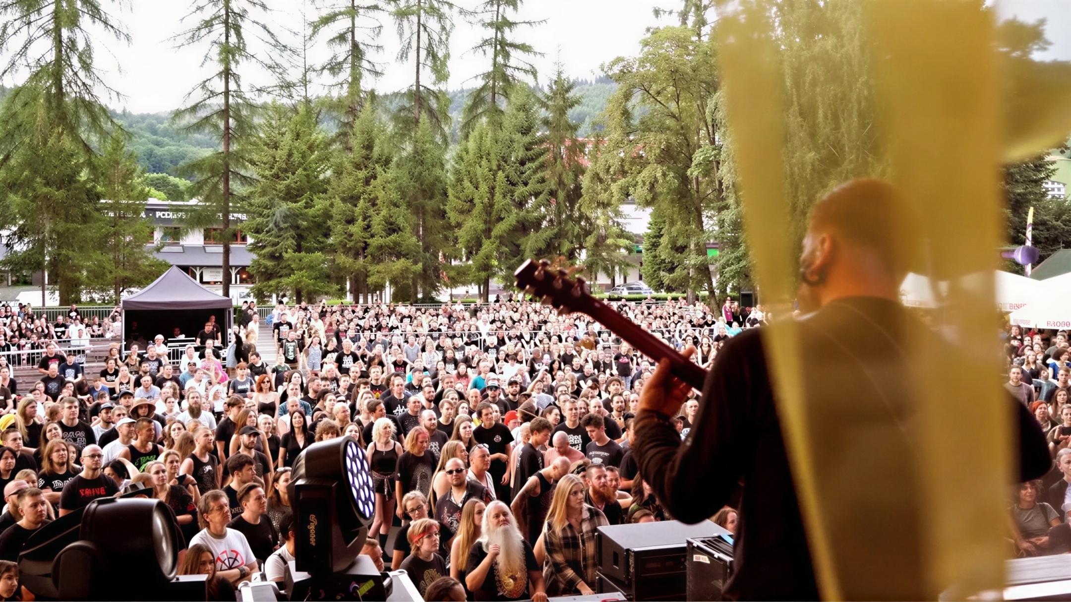 Koncert — scena, tłum, światła